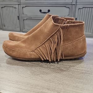 Minnetonka Women's Willow Ankle Boots in Dusty Brown fringe Suede size 8.5